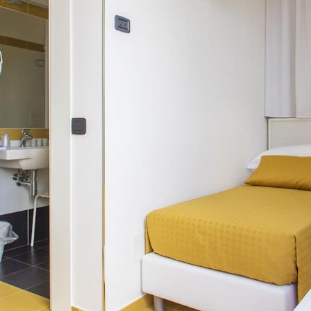 Hotel Villa Chiara แตร์ราชินา ภายนอก รูปภาพ