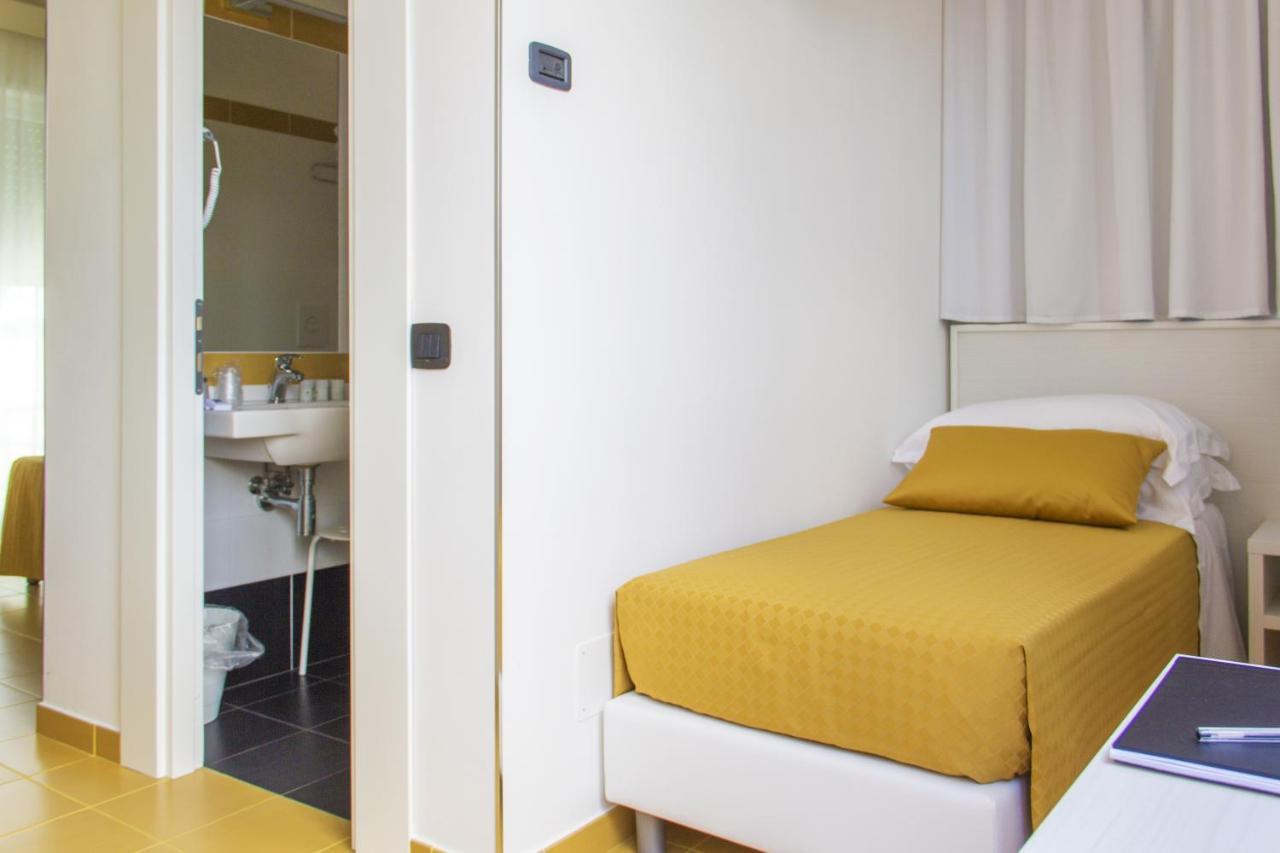 Hotel Villa Chiara แตร์ราชินา ภายนอก รูปภาพ
