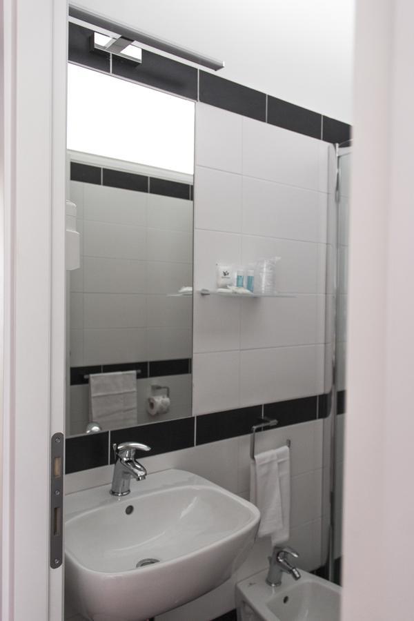 Hotel Villa Chiara แตร์ราชินา ภายนอก รูปภาพ