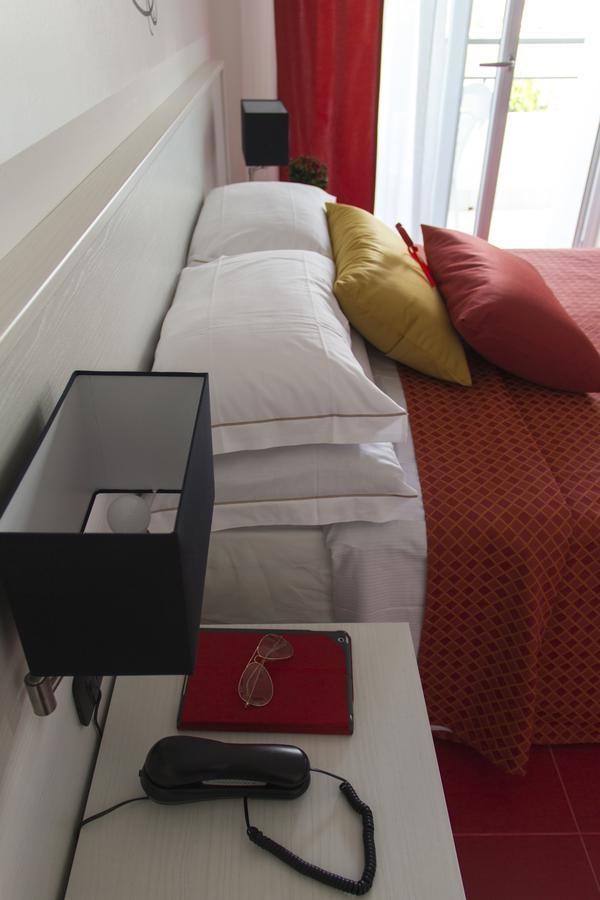 Hotel Villa Chiara แตร์ราชินา ภายนอก รูปภาพ