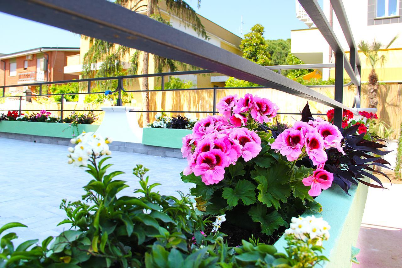 Hotel Villa Chiara แตร์ราชินา ภายนอก รูปภาพ